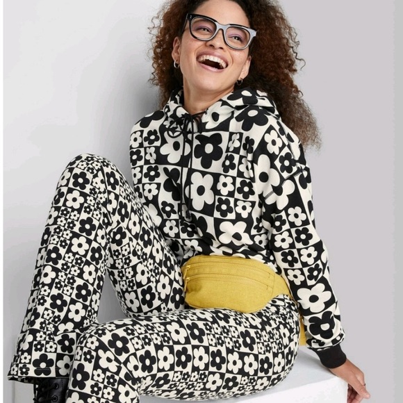 Wild fable cropped hoodie black & white flowers - Picture 2 of 7